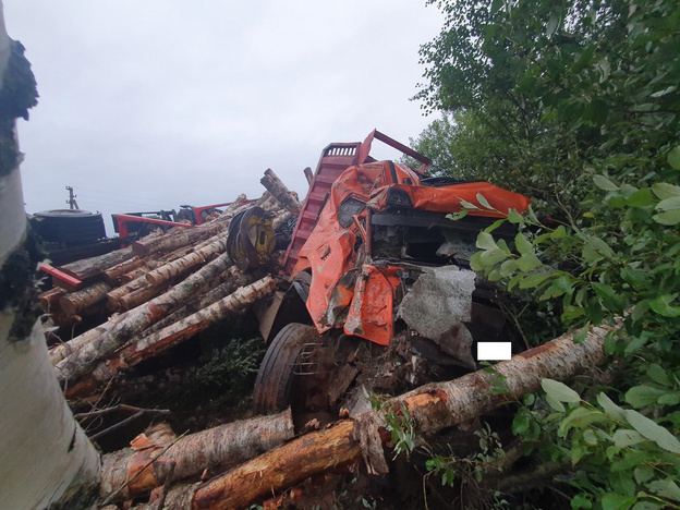   В Белохолуницком районе опрокинулся лесовоз