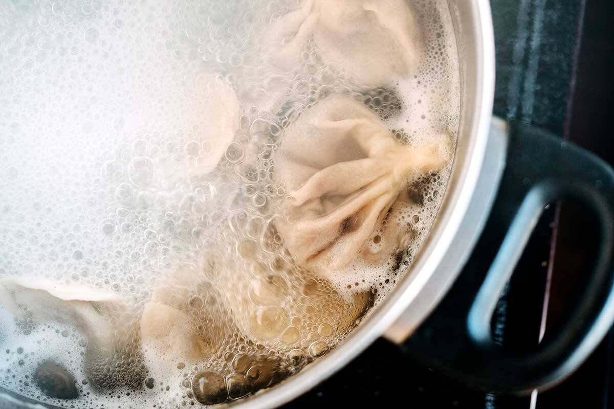 Dmitry Galaganov / Shutterstock / FOTODOM📷Когда все хинкали будут в кастрюле, осторожно «потрясите» ее. Так блюдо не слипнется