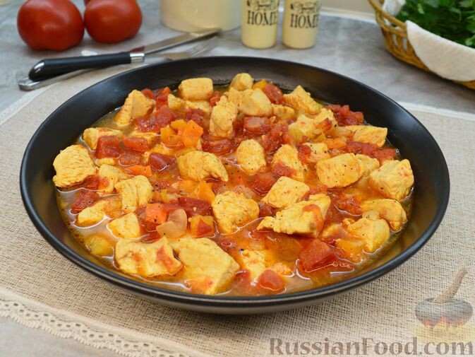 филе индейки, лук репчатый, перец сладкий, помидоры, масло растительное, соль, перец чёрный молотый, приправа для курицы