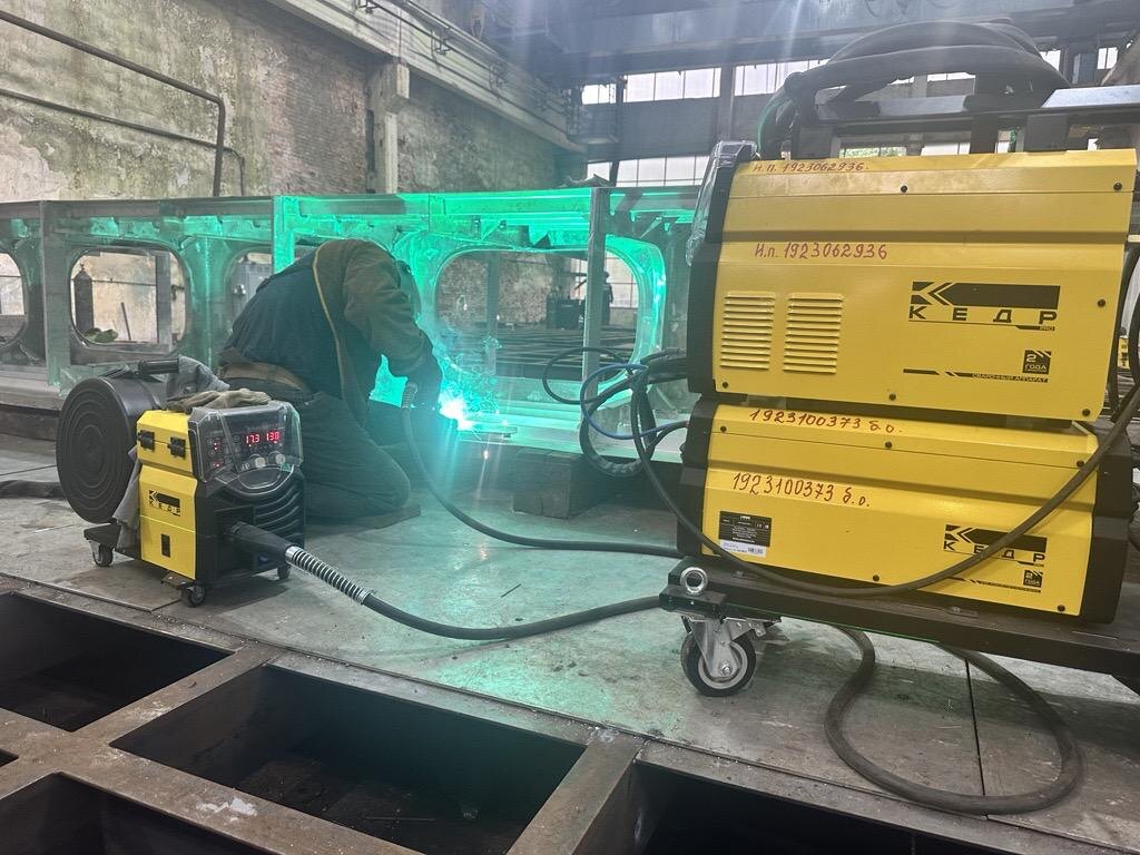 "Сварка в нижнем положении" алюминиевого катамарана проекта HSC200; "Ливадийский РСЗ", 2024 г. / Фото: "Ливадийский ремонтно-судостроительный завод", ООО  📷
