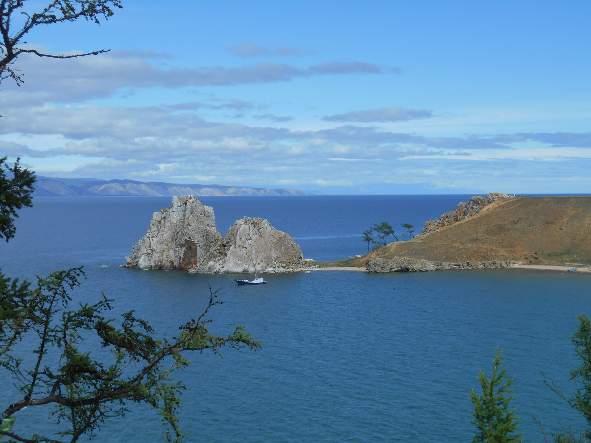 Ольхон, скала Шаманка. Фото (С) Илона Якимова 2024