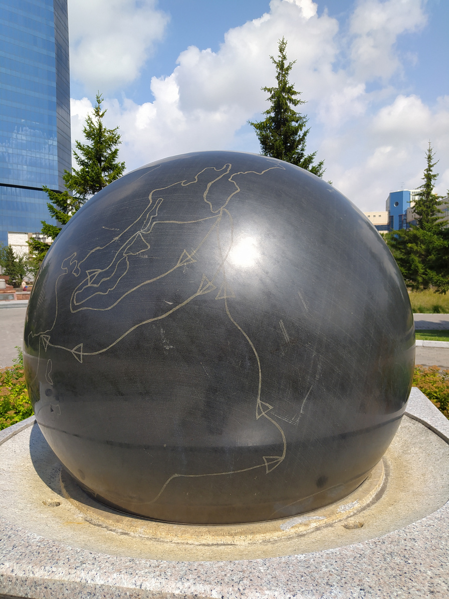 Монумент в Красноярске, на котором изображен маршрут Крузенштерна