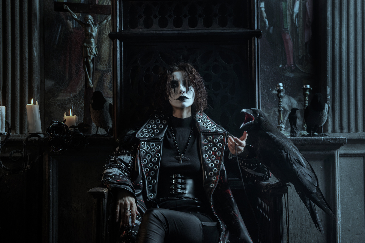 Фото со съёмок коллекции "Crow Requiem", посвященной 30 летию фильма "Ворон". Адаптация грима Эрика Дрэйвена.