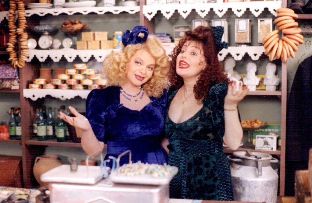 Кадр из музыкального фильма "Старые песни о главном". к/с "Мосфильм", 1997. В кадре Лариса Долина и Ирина Отиева в роли продавцов в сельпо.