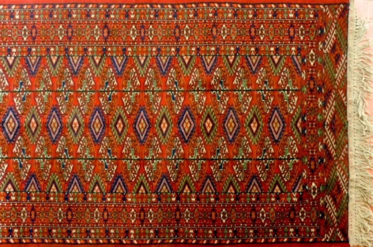    Омичи устроили на лестничной площадке комнату со шкафом и ковром