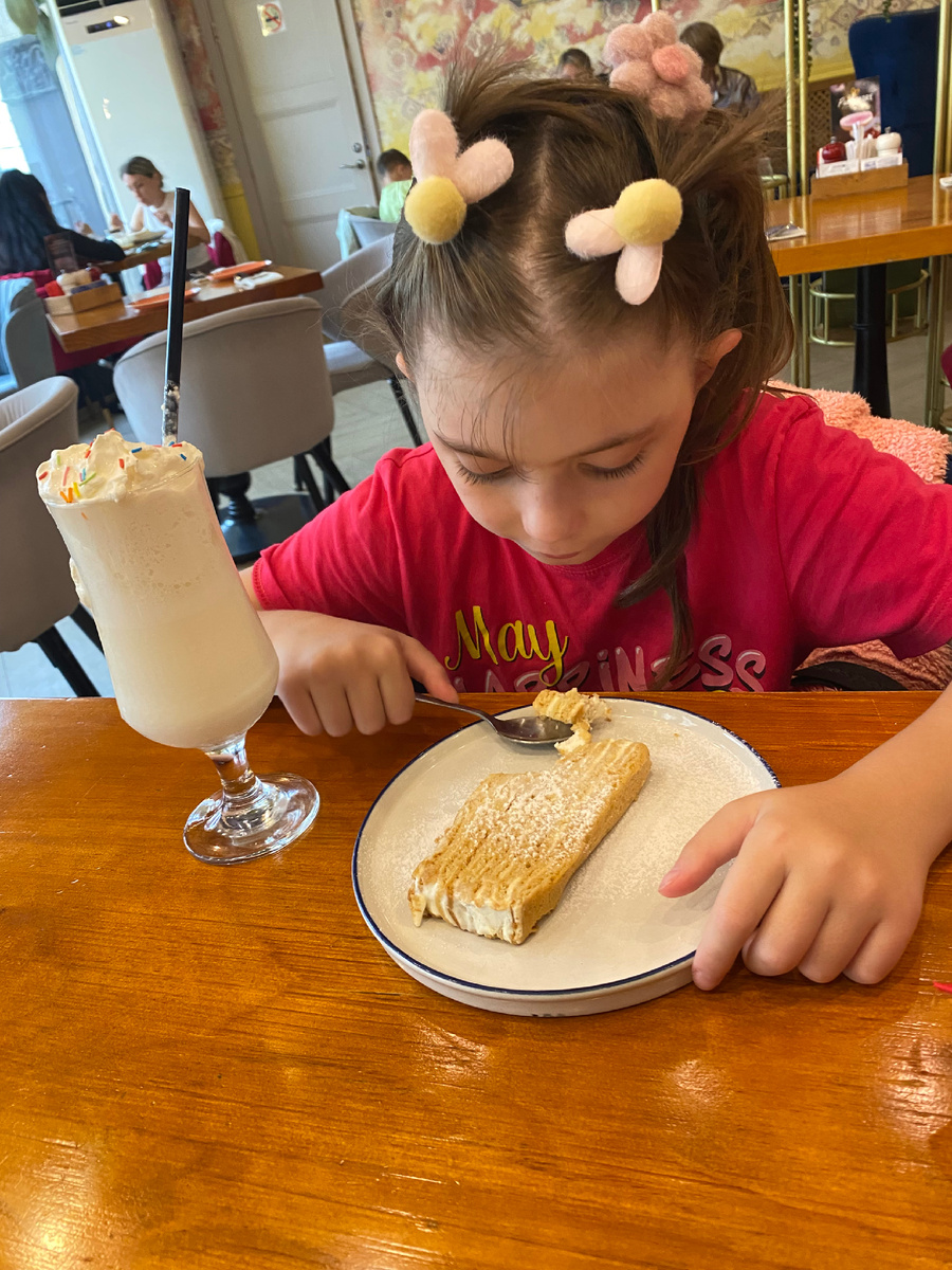 Ариана распробовала медовик, теперь везде его заказывает. Фото автора