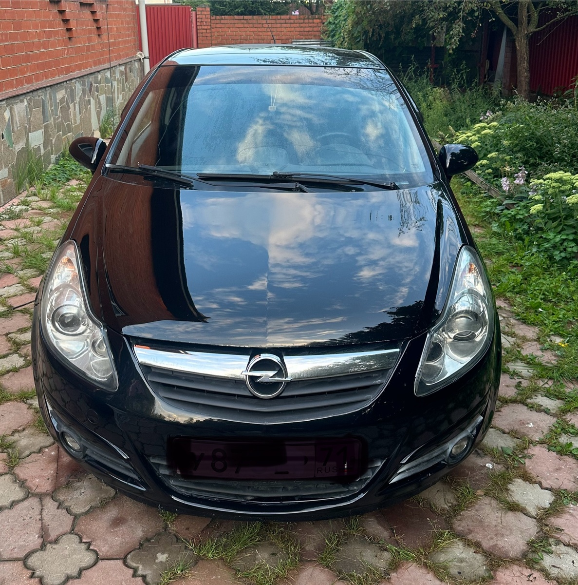 Опель корса на максималке с понорамой и люком.