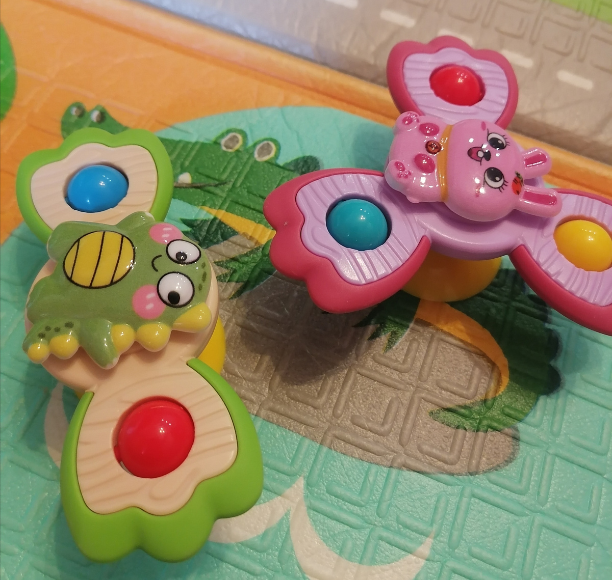 Целый набор, в основном играет в ванной, но есть и "на суше". Их можно даже погрызть 