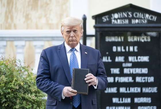    Дональд Трамп официально продает патриотическую копию христианской Библии, посвященную знаменитой песне Ли Гринвуда «Боже, благослови США»