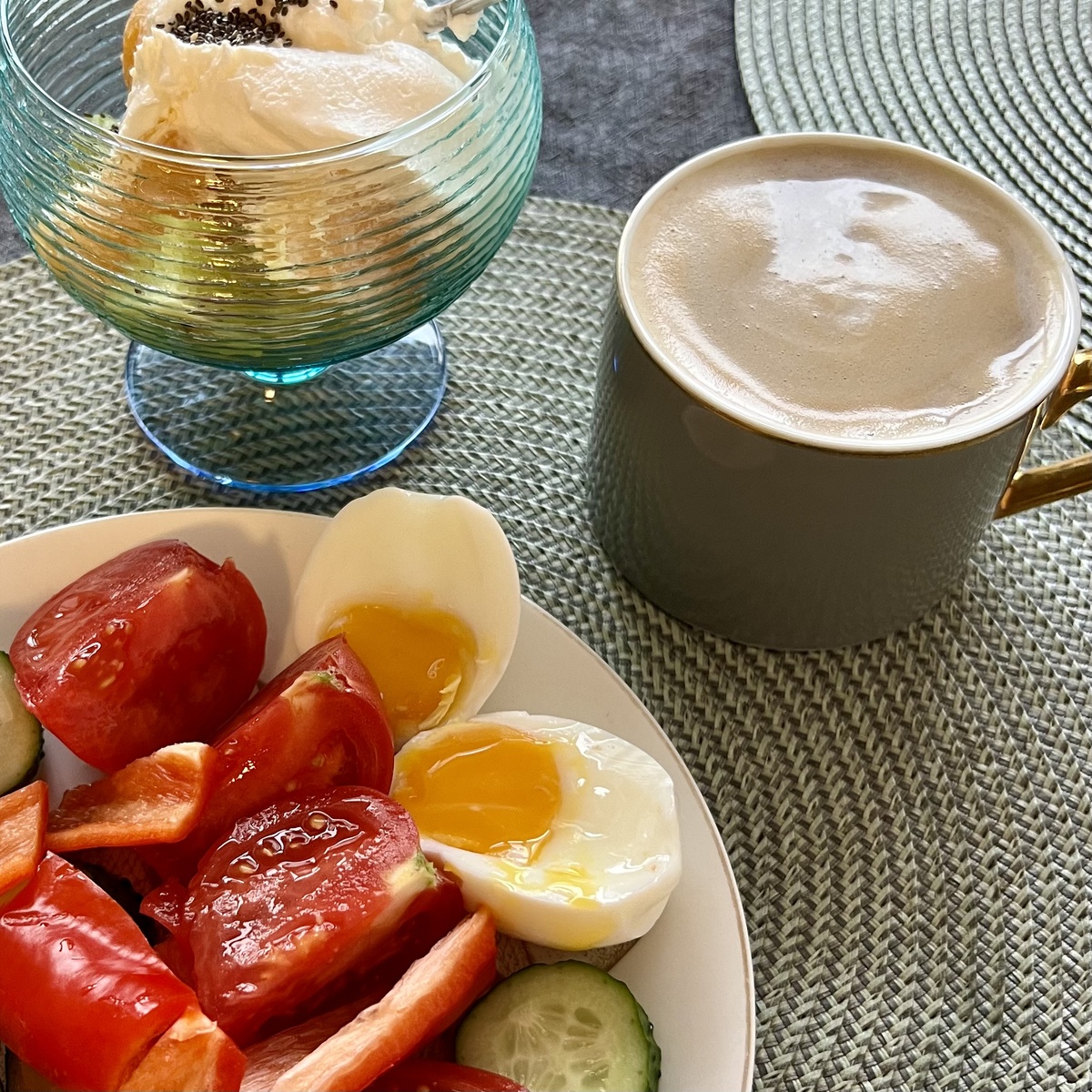 Полезный завтрак включает белки, жиры, углеводы, овощи и фрукты