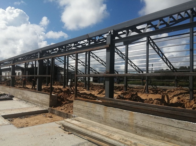 Строится новый скотный двор.