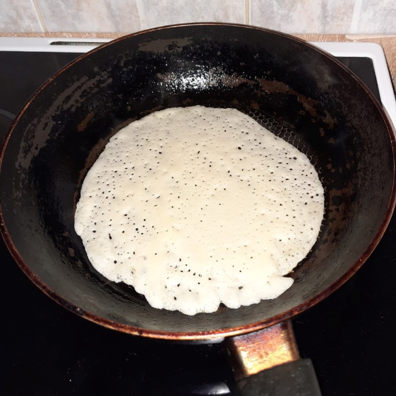 Так блин выглядит на сковороде во время готовки