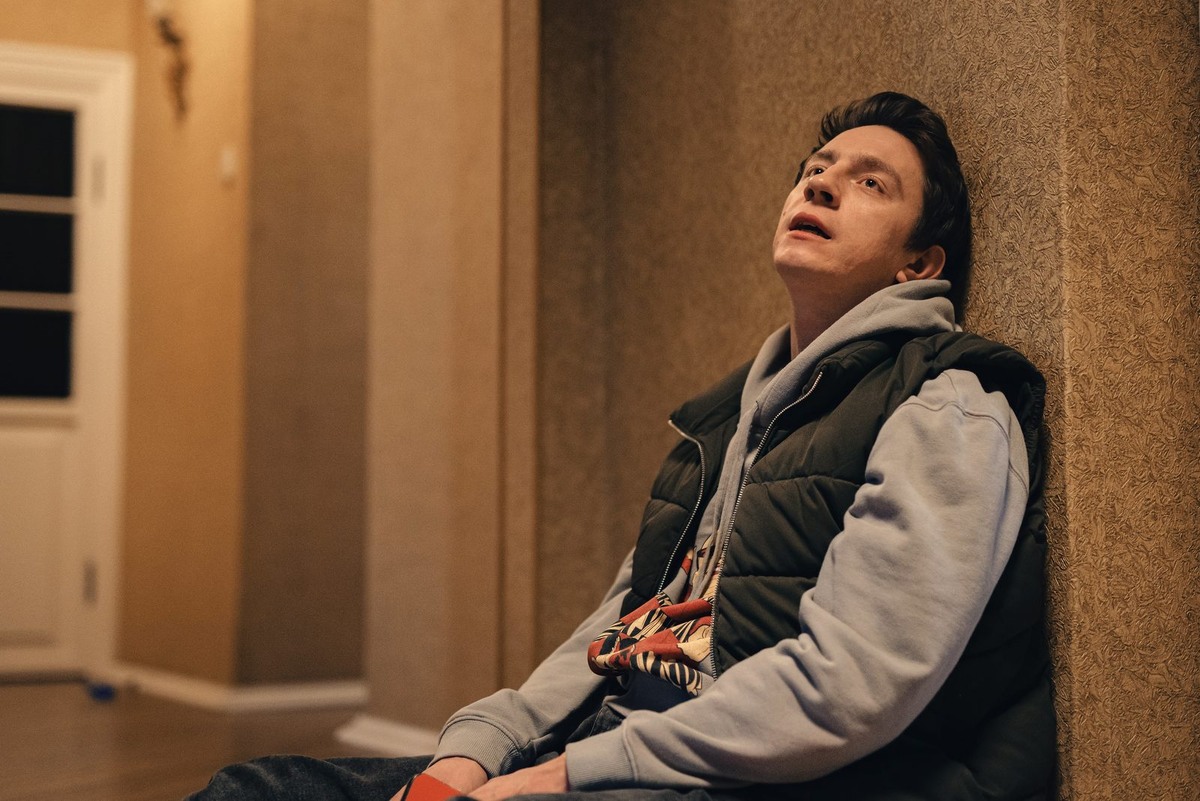 Самый старший из четверки - 30-летний Денис Прытков (Ваня в «Капельнике», Ленский в «Онегине» Сарика Андреасяна) в роли Артёма