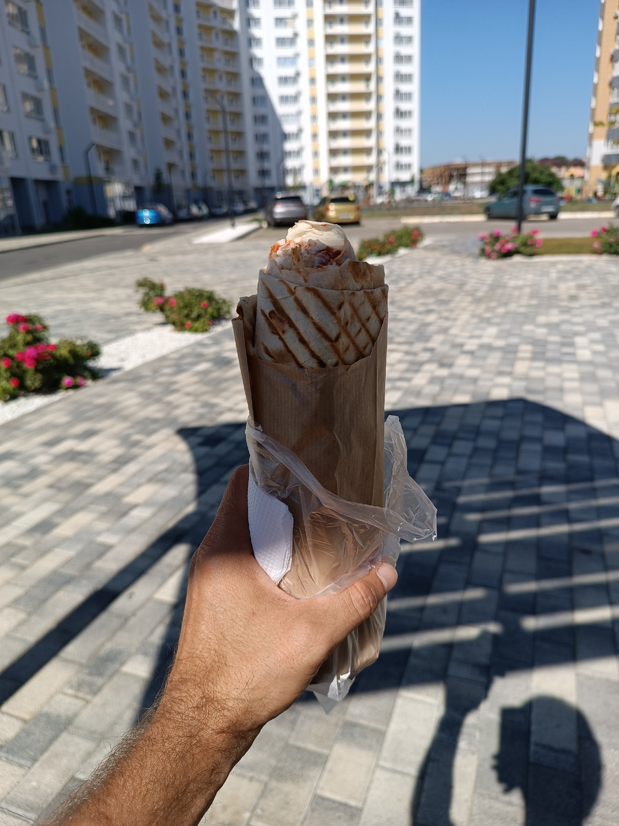 Пища богов на фоне нового микрорайона в ожидании гарантийного ремонта машины