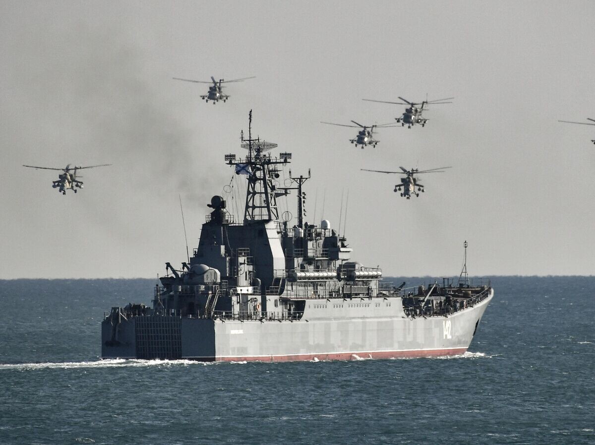    Большой десантный корабль "Новочеркасск" и вертолеты Ми-8 на учениях Черноморского флота в Крыму© РИА Новости / Константин Михальчевский