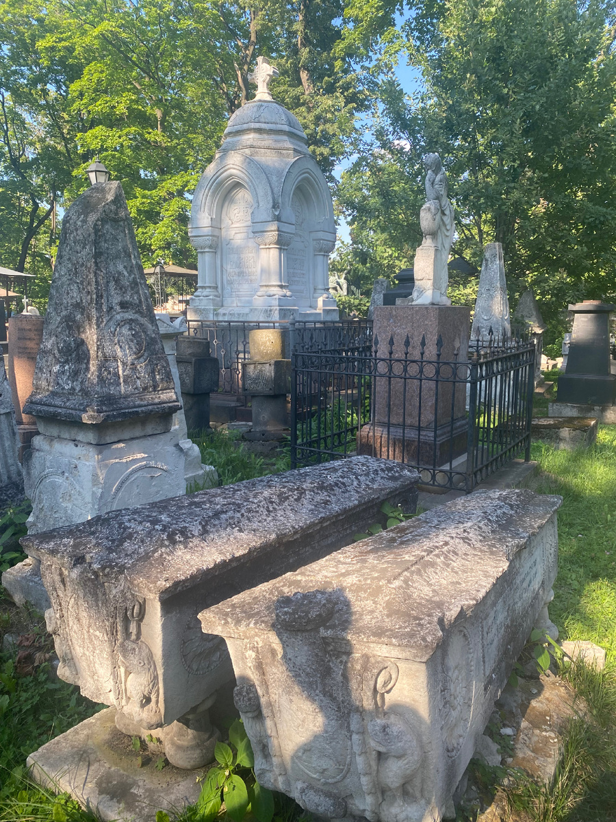 Могила Дарьи Салтыковой (слева, в виде саркофага). И рядом захоронение ее сына. 