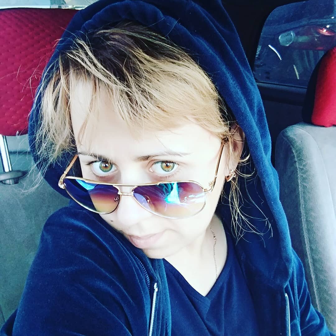 Женщина, которая притягивает к себе алкоголиков😂 Фото старенькое,  но уж очень мне нравится 