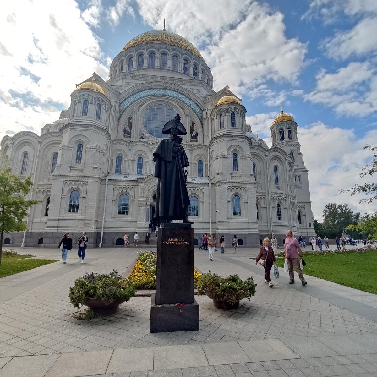 Памятник Федору Ушакову на фоне Никольсского собора