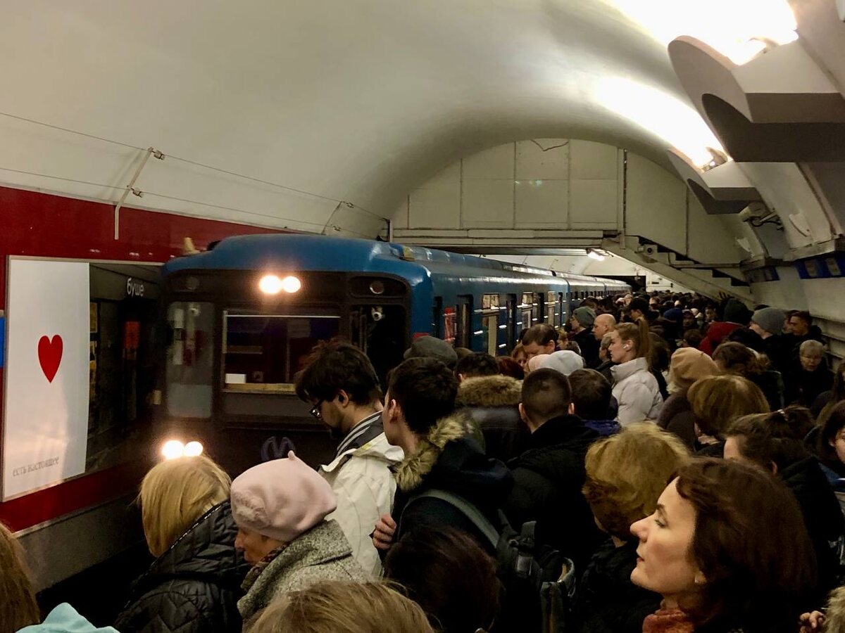 Несколько раз за утро ряд станций оранжевой ветки закрывали на вход.  Фото: Фото: ФедералПресс / Кирилл Конторщиков