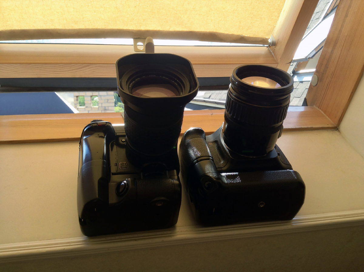 Мой Olympus Camedia E-20 и Canon EOS 5D (с присоединёнными батарейными рукоятками)