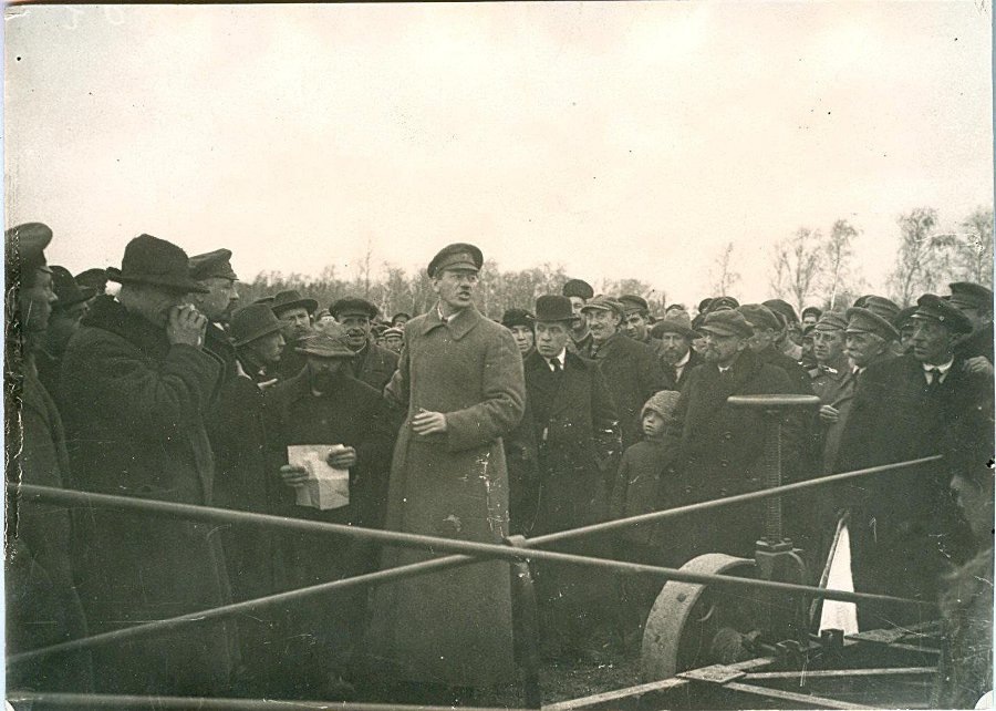Ленин на испытаниях электроплуга в 1921 году