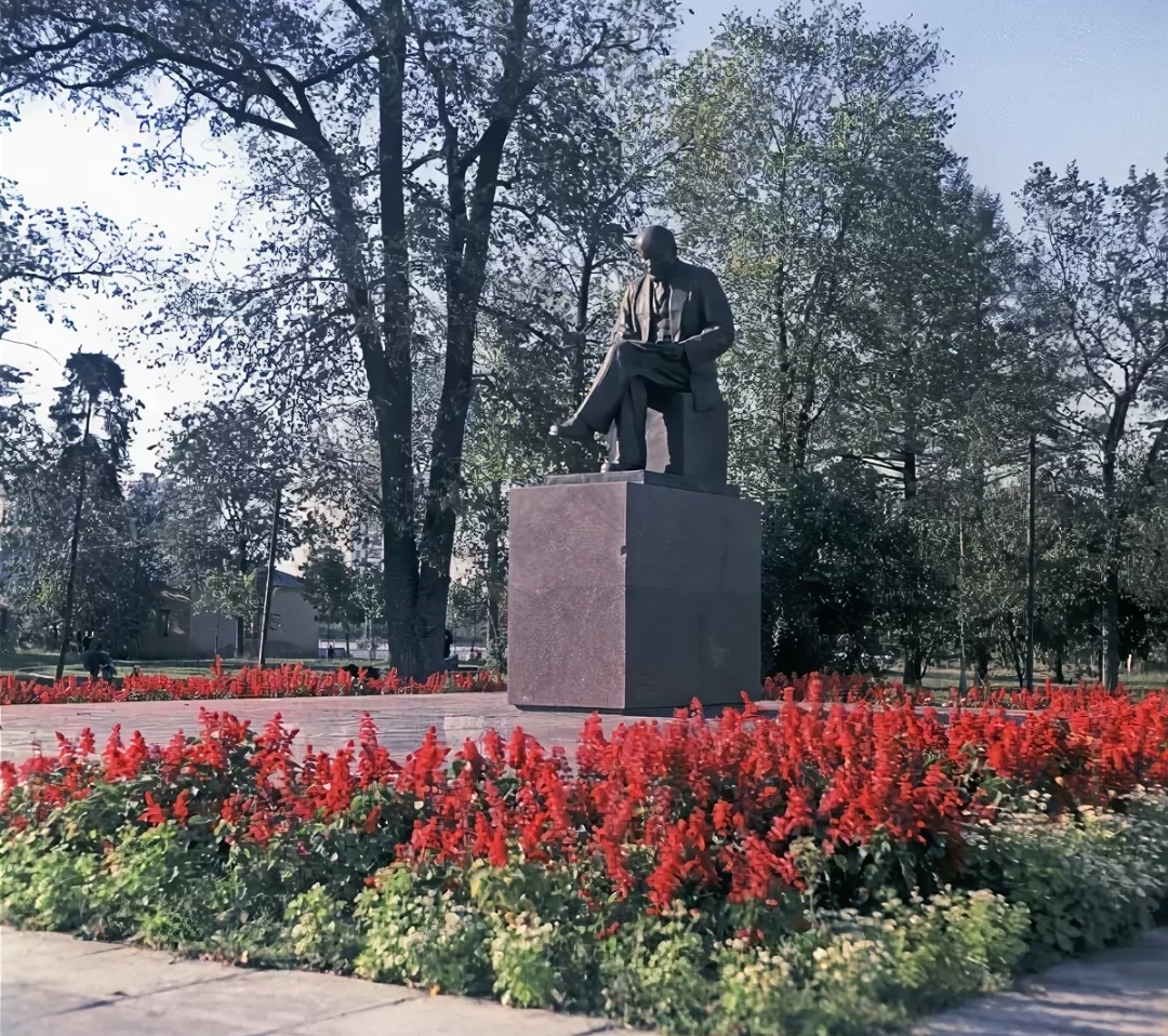 Памятник Ленину, снесенный в 1990-х годах