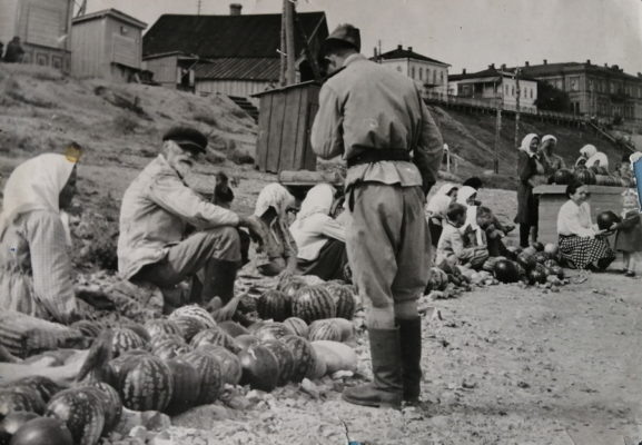    Продажа арбузов на набережной Камышина. 1947 год (Госкаталог)