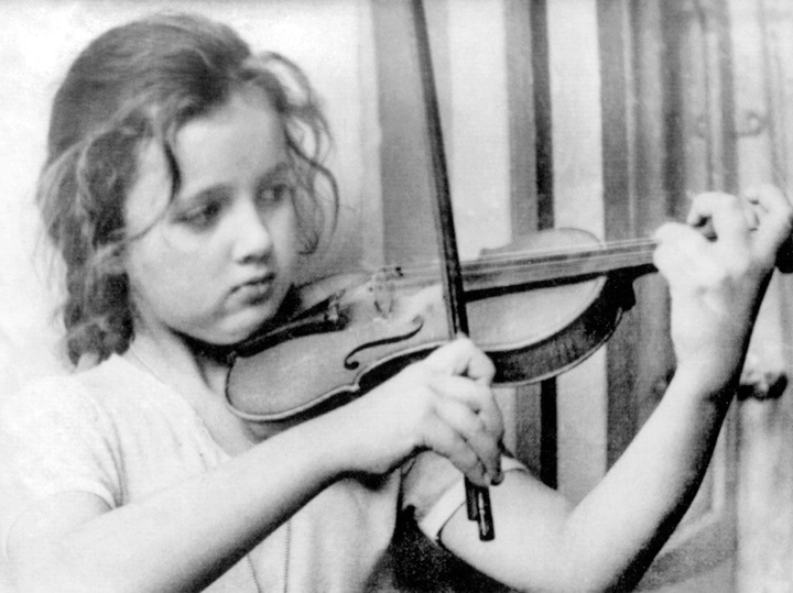 МАЛЕНЬКАЯ СКРИПАЧКА. ФОТО: ИЗ ЛИЧНОГО АРХИВА