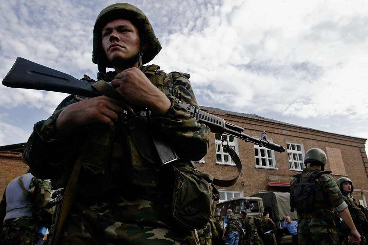 Олег Никишин / Getty Images📷Вооруженный солдат осматривает территорию после штурма школы спецназом, Беслан, Россия, 3 сентября 2004 года