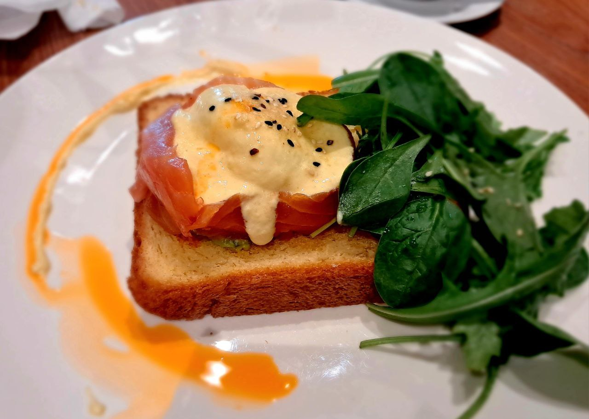 Завтрак с лососем сальмон, кстати, я на следующий день попробовала. Он был ничего так, вкусный. 