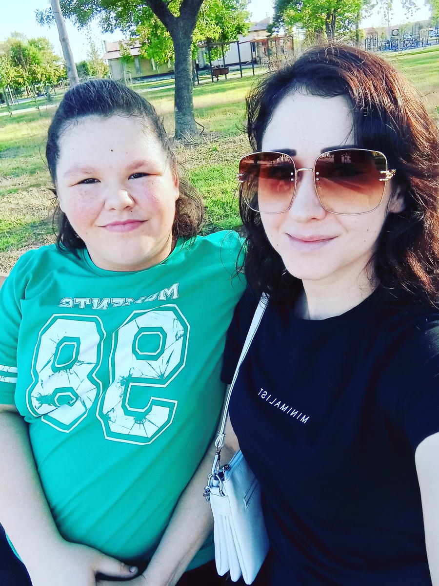 Только в компании с любимыми, отсутствуют суета, притворство и присутствует настоящее счастье. Я давно заметила, что, счастлива по настоящему только тогда, когда счастливы мои любимые. Улыбка сама по себе появляется у меня на лице, в момент когда улыбаются мои дети или муж. 