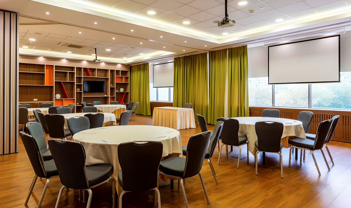 В Holiday Inn построена полноценная конференц-зона из 21 залов, в которых можно разместить от 20 до 650 человек.
