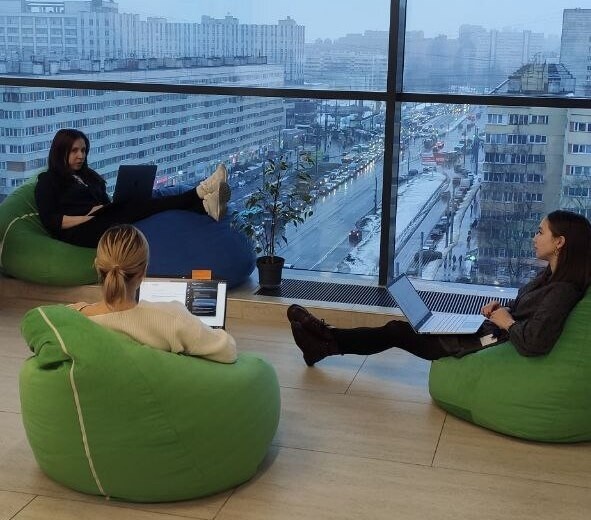 Сначала работали в апартаментах, переделанных под офис. Когда на 15 м2 стало тесно, перебрались в просторный офис на Васильевском острове.