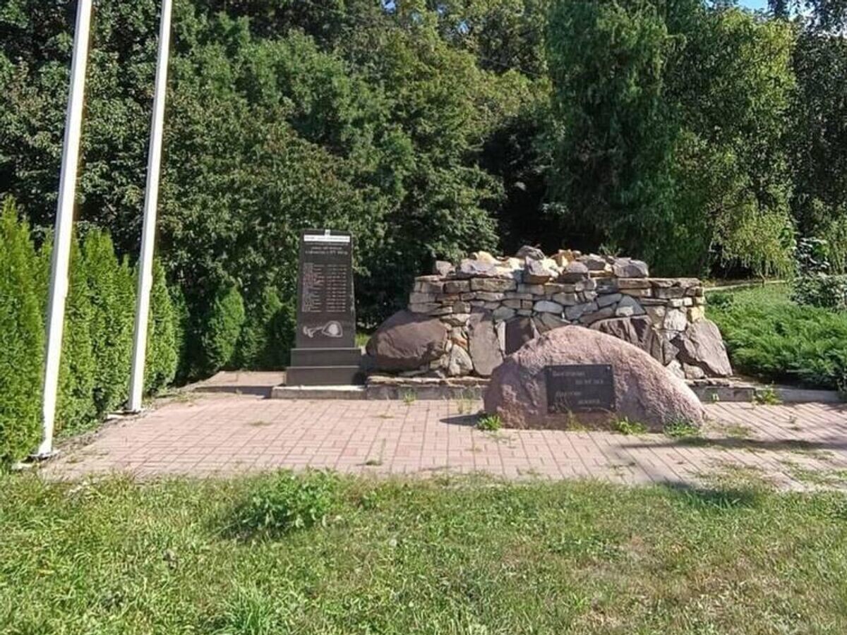    С постамента, установленного в Голосеевском парке воинам-афганцам в Киеве, неизвестные забрали БМП© Фото : соцсети