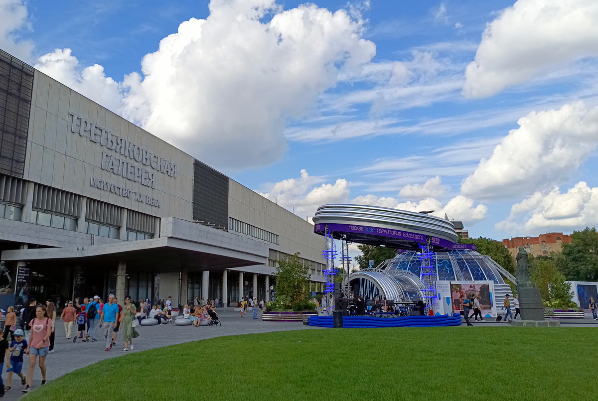 Слева Третьяковская галерея и Музыкальная площадка, Планетарная станция