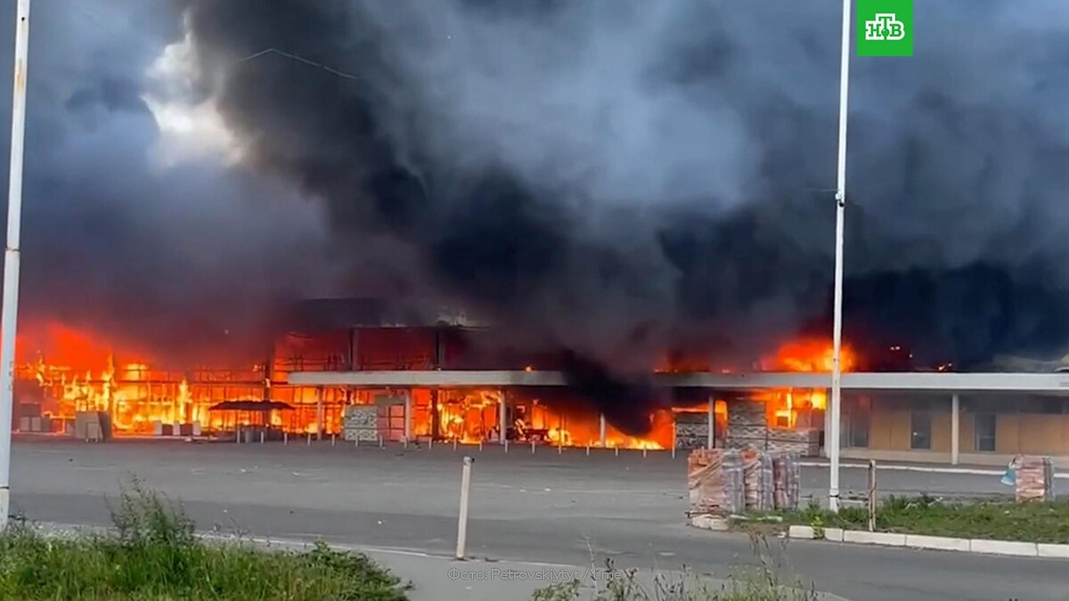    ВСУ ударили по ТЦ в Донецке: есть погибшие и раненые