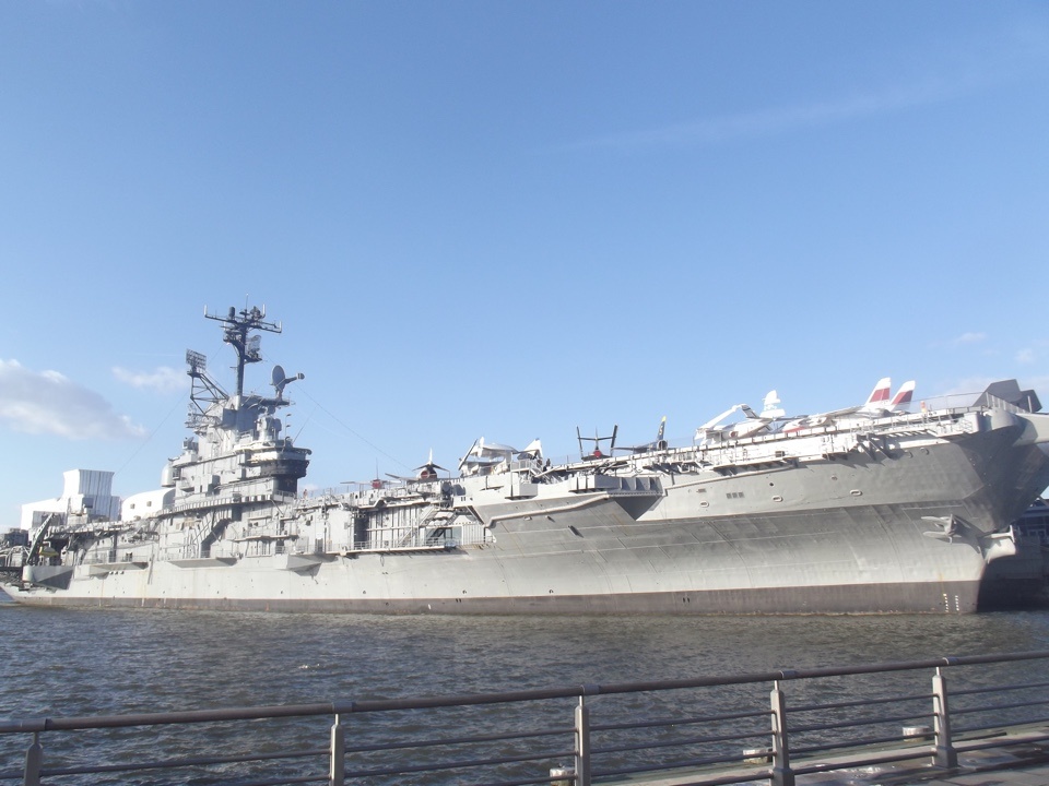 Доминирует.... красивый, гад