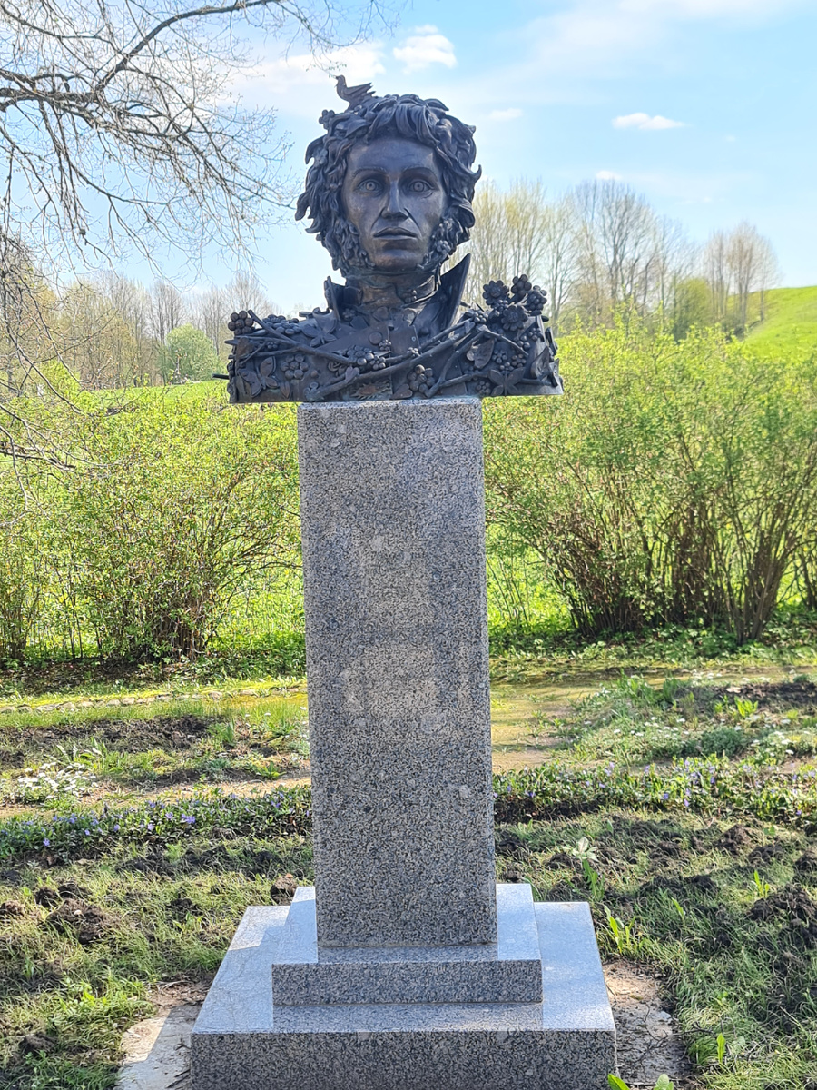 Памятник Пушкину в Тригорском. Фото автора