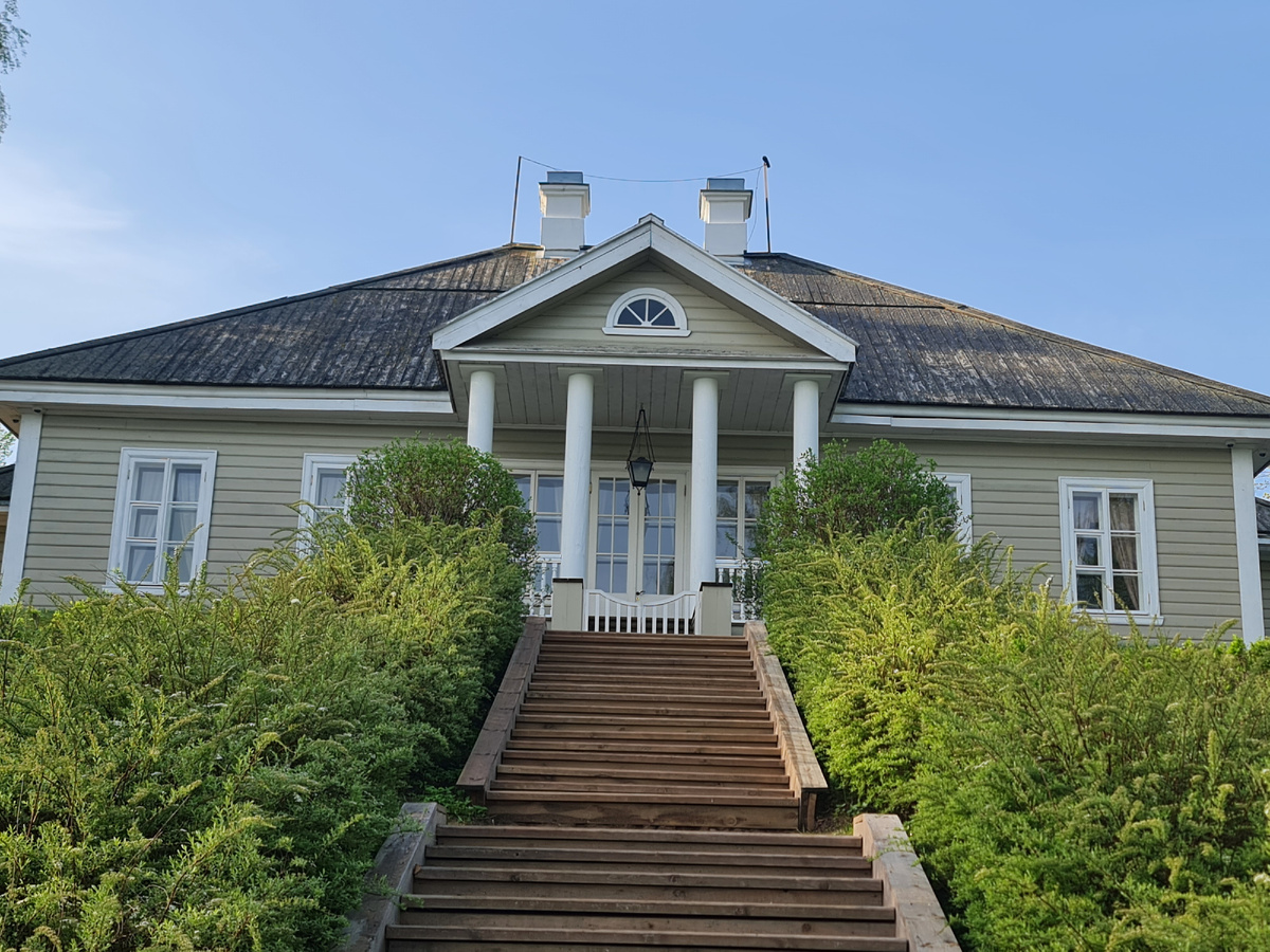 Господский дом в усадьбе Михайловское. Вид со стороны пеки Сороть. Фото автора