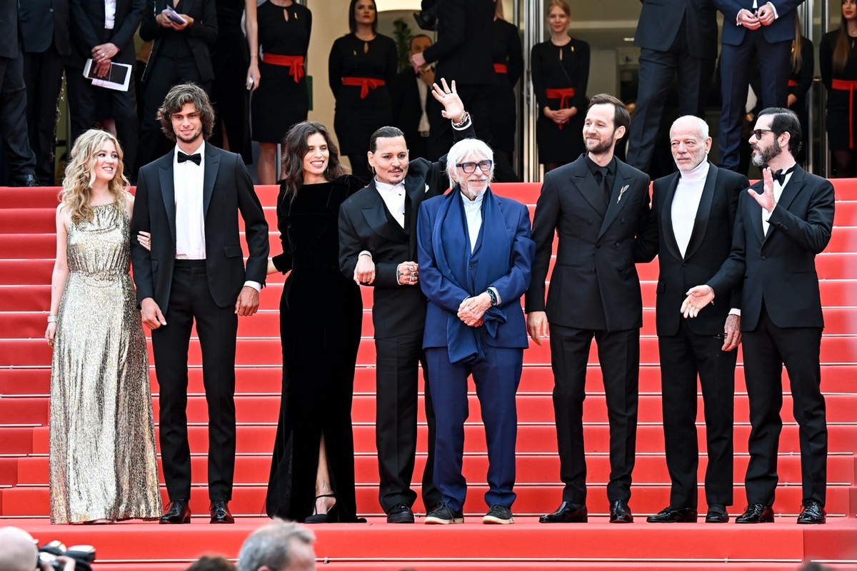 Каст фильма "Жанна Дюбарри" на мировой премьере 16 мая 2023 года в Каннах. Материал из сети.