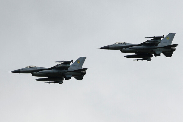 Истребители F-16 на Украине, 4 августа 2024 года / Valentyn Ogirenko/Reuters 
