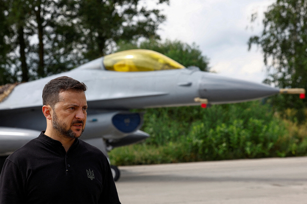 Президент Украины Владимир Зеленский во время общения с прессой на фоне истребителей F-16, 4 августа 2024 года    📷