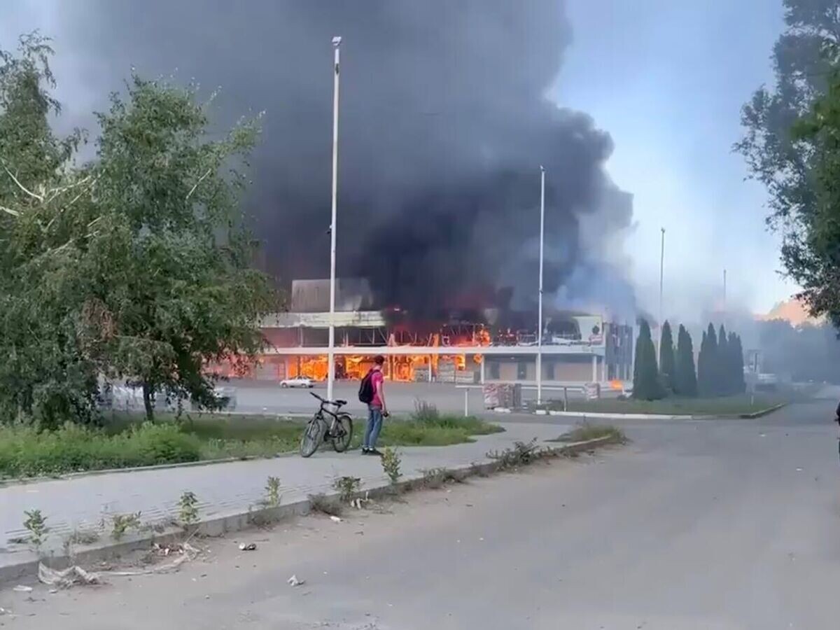    Удар ВСУ по гипермаркету "Галактика" в Донецке© Кадр видео из соцсетей
