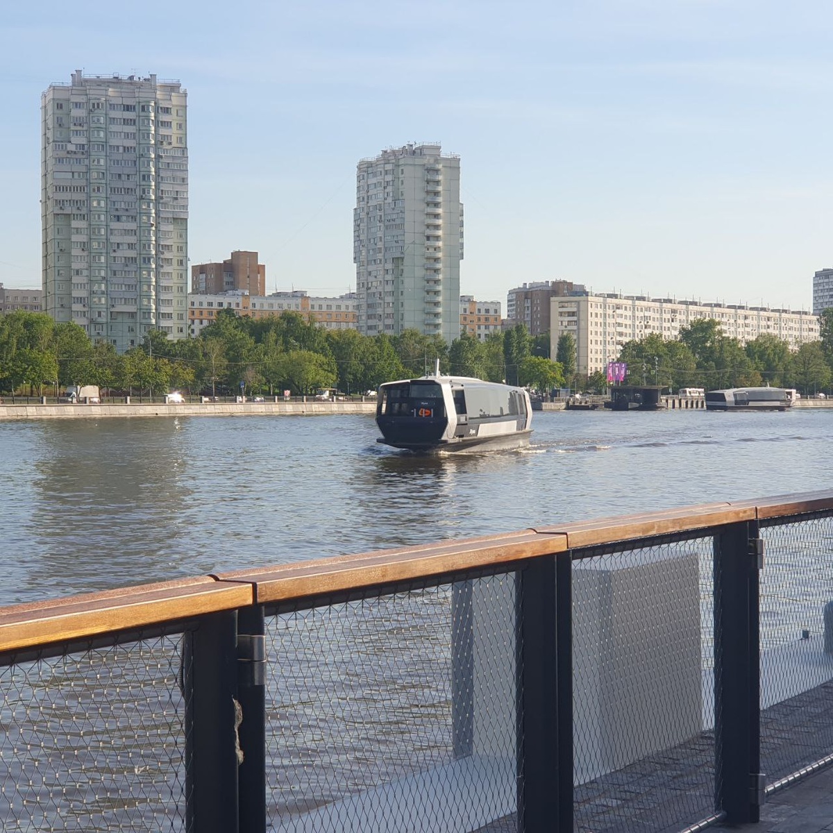 Перед отъездом покатались на московском речном трамвайчике. Остановка в 10 минутах пешком от дома, но мы никак раньше выбраться не могли.