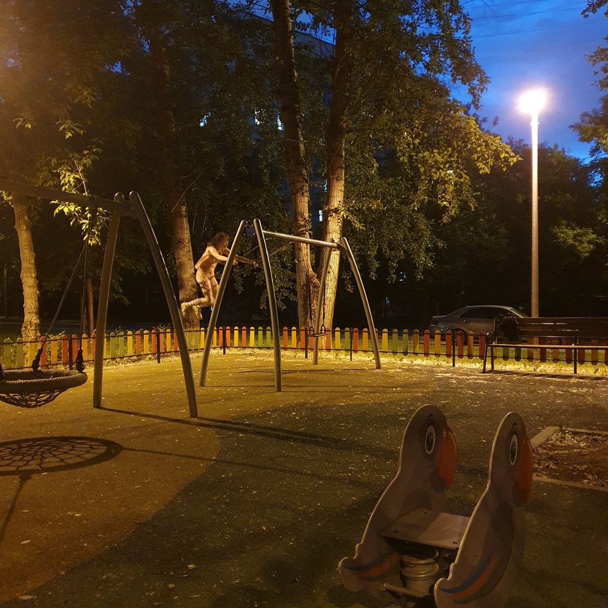 Дочь накануне вылета на своих любимых дворовых качелях.