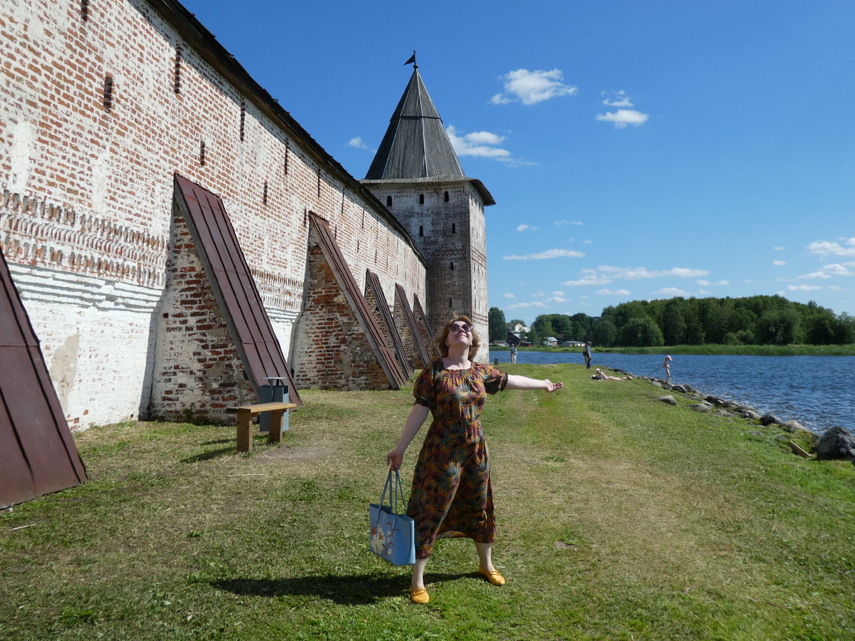 Зову родственников в Вологодской области. Не откликаются, гады... потому что их там нет)))