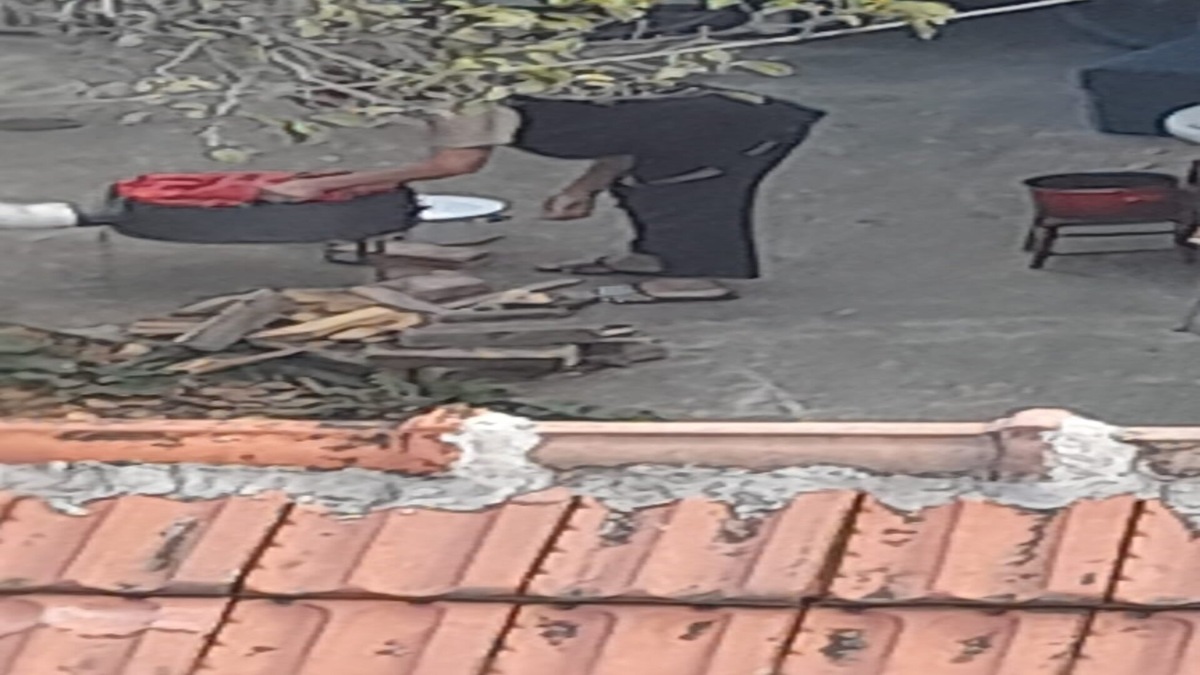 Соседка печёт перец.