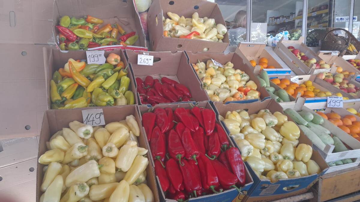 Перец в овощной лавке.