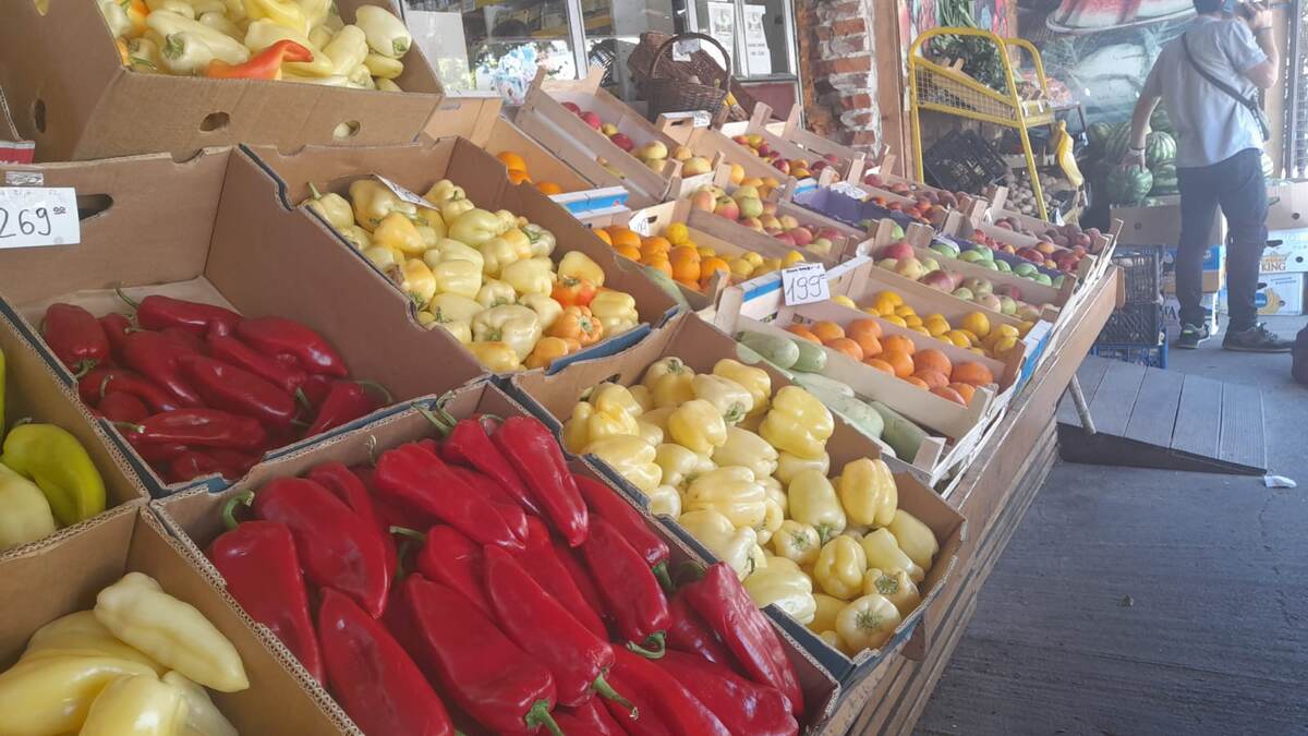 Перец в овощной лавке.