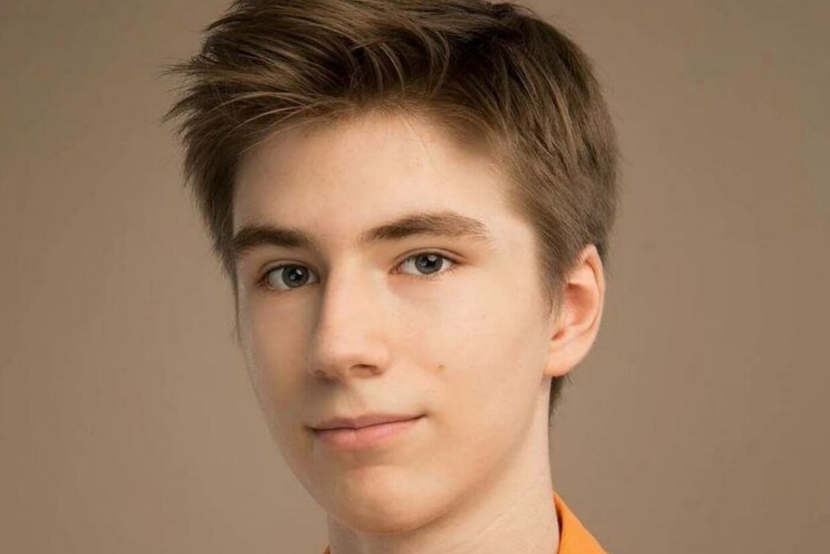     20-летнему исполнителю песен в «Фиксиках» Арсению Куликову сломали нос в Москве